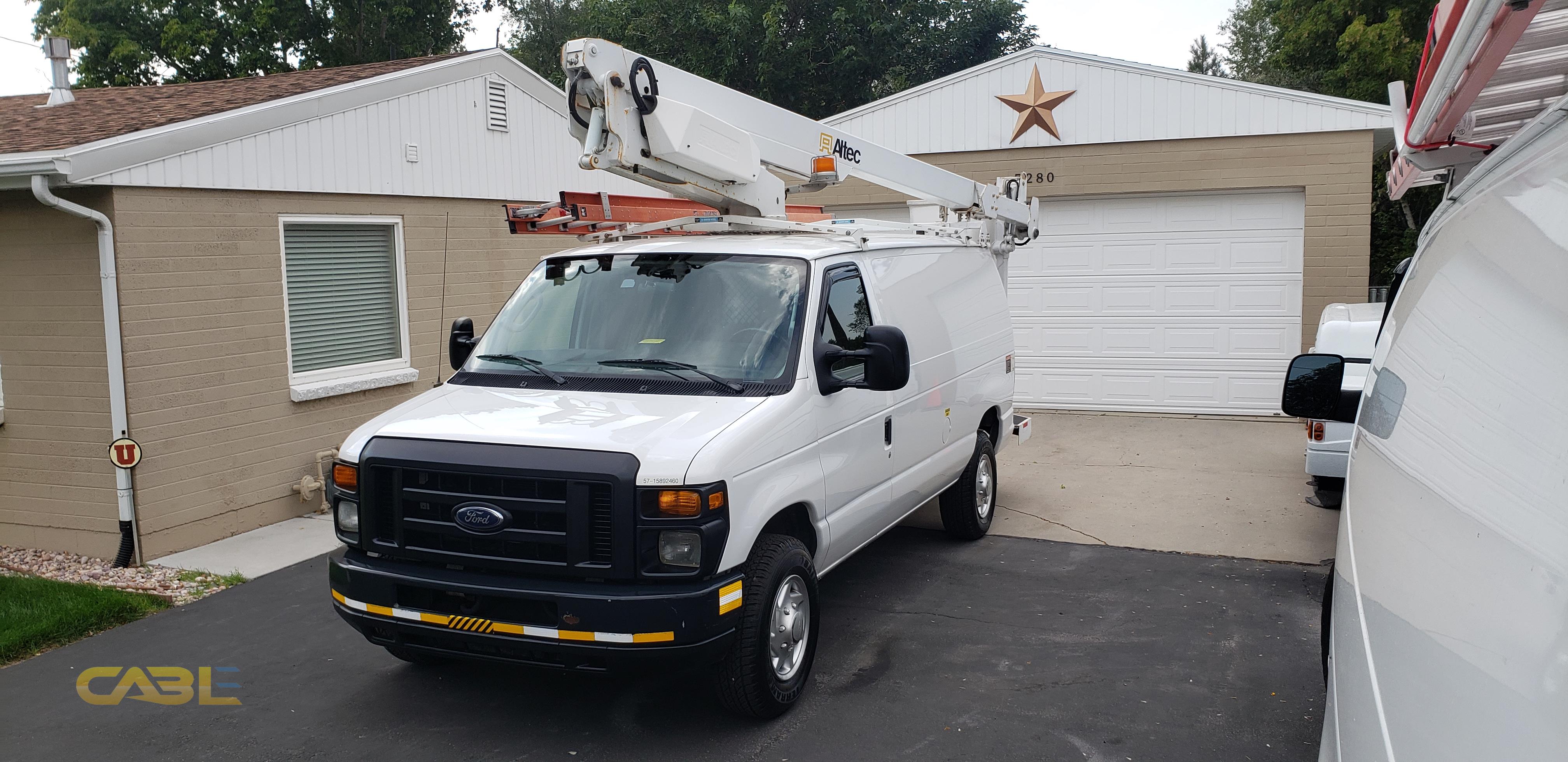 2010 FORD E350 BUCKET VAN 35' ALTEC BOOM