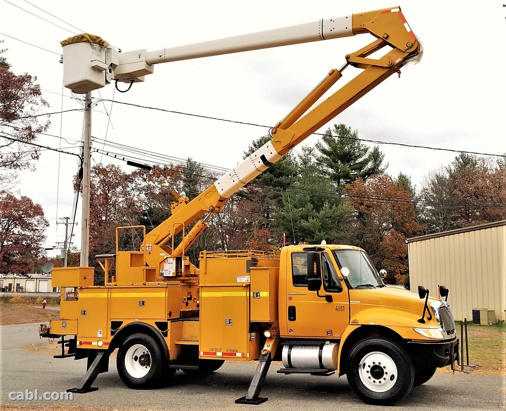 2005 INTERNATIONAL 4400 TEREX 55 FOOT BUCKET TRUCK